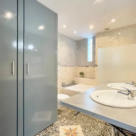 #f7 The Contemporary 6 Sleeps Wifi Tramway Апартаменты