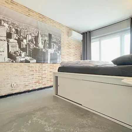 Апартаменты #f7 The Contemporary 6 Sleeps Wifi Tramway *