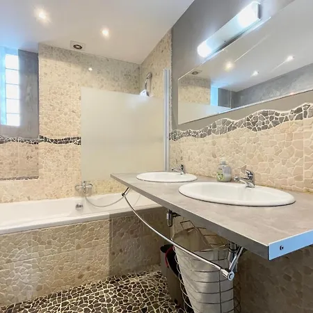 Апартаменты #f7 The Contemporary 6 Sleeps Wifi Tramway *