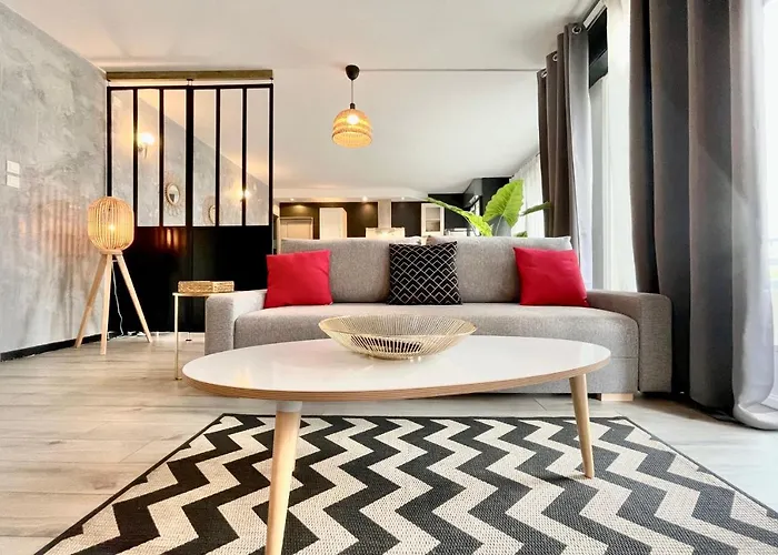 #f7 The Contemporary 6 Sleeps Wifi Tramway דירה *