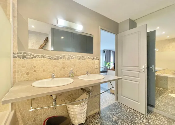 #f7 The Contemporary 6 Sleeps Wifi Tramway גרנובל