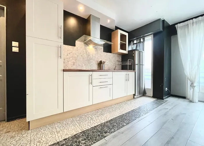 #f7 The Contemporary 6 Sleeps Wifi Tramway דירה *