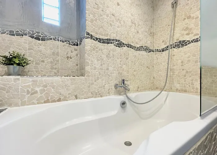 #f7 The Contemporary 6 Sleeps Wifi Tramway דירה *