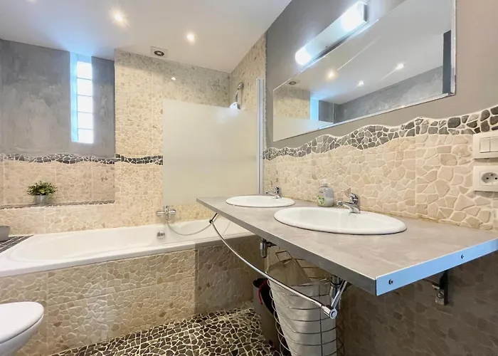 דירה #f7 The Contemporary 6 Sleeps Wifi Tramway *